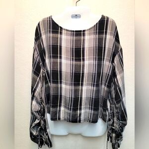 URBAN OUTFITTERS Women's Size Large Round Neckline Long Sleeve w/ drawstrings